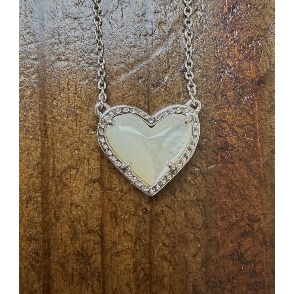 Kendra Scott Ari Heart Pendant Necklace in Ivory Mother-of-Pearl